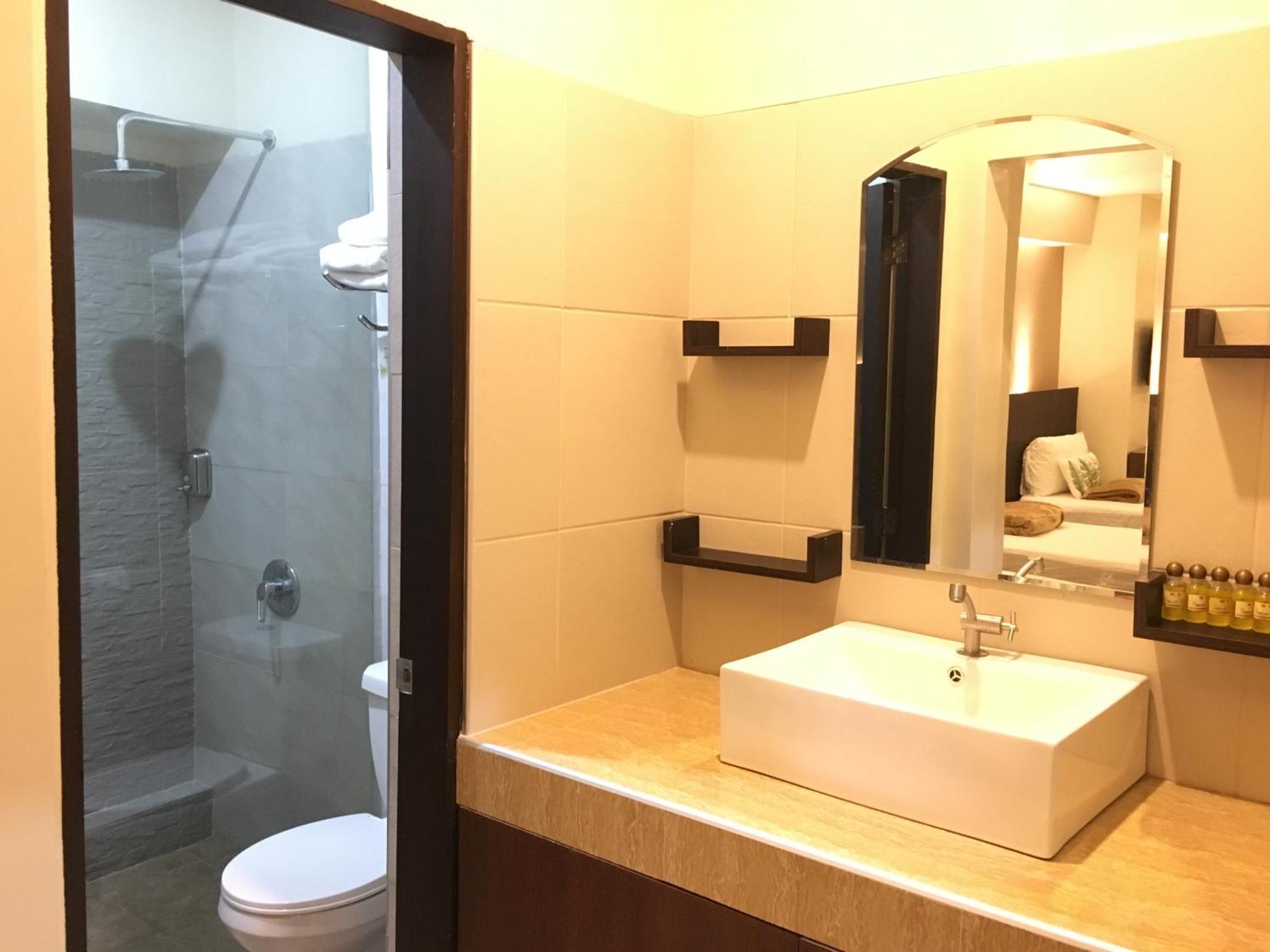 Eon Centennial Resort Hotel & Waterpark ايلويلو الغرفة الصورة