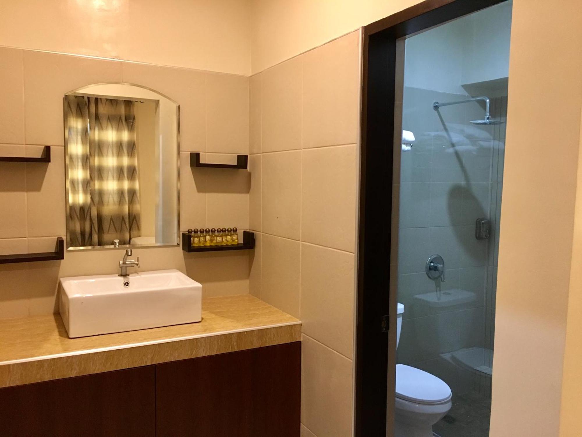 Eon Centennial Resort Hotel & Waterpark ايلويلو الغرفة الصورة