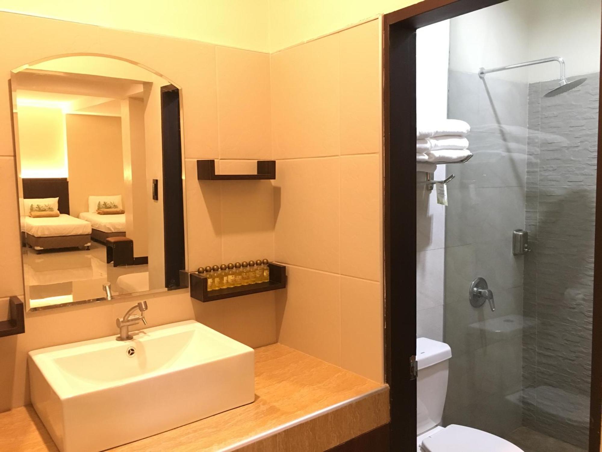Eon Centennial Resort Hotel & Waterpark ايلويلو الغرفة الصورة